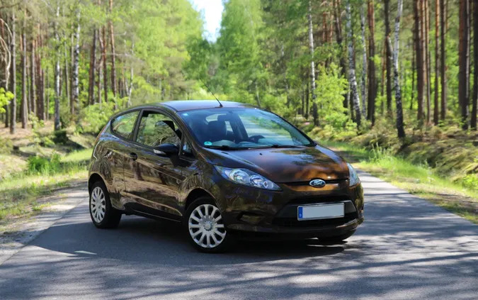 samochody osobowe Ford Fiesta cena 21900 przebieg: 76000, rok produkcji 2011 z Kożuchów